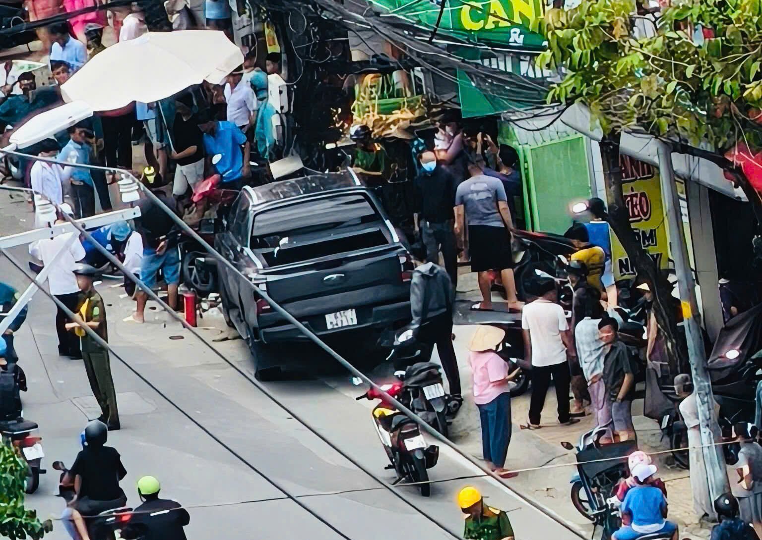 Xe bán tải tông trụ điện, va chạm xe máy ở đường Võ Văn Ngân, phường Thủ Đức, 2 người nhập viện 
