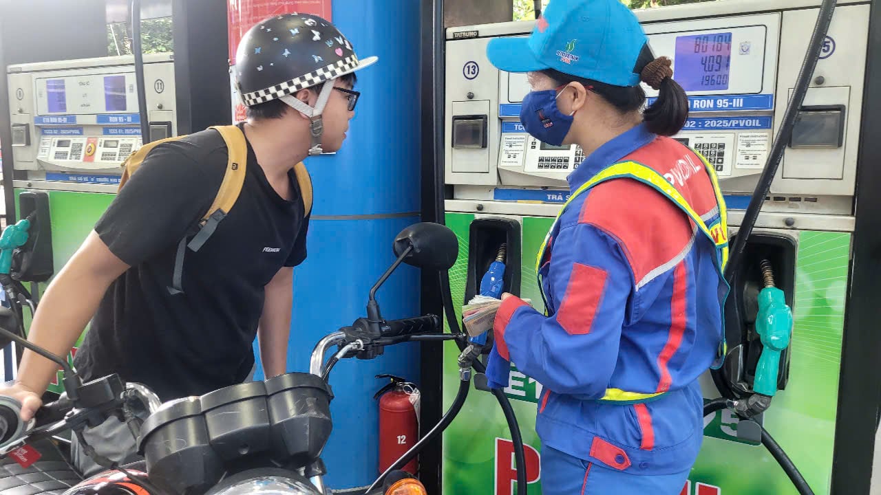 Giá xăng dầu hôm nay 7/8: Chiều nay chốt dầu giảm về dưới 19.000 đồng/lít, xăng tăng giá