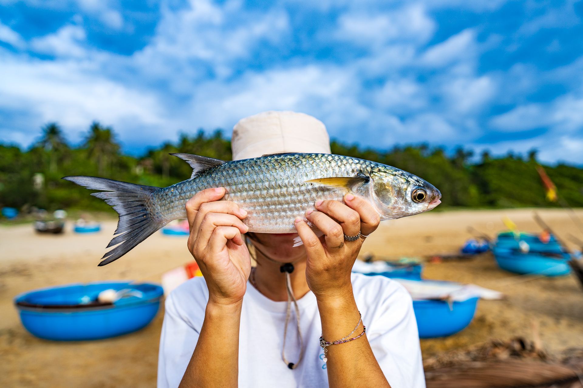 Làng cổ này ở Quảng Ngãi đẹp mê tơi, dân ra khơi bắt cá đối to bự, ăn bữa cơm quê mà ngon đáo để
