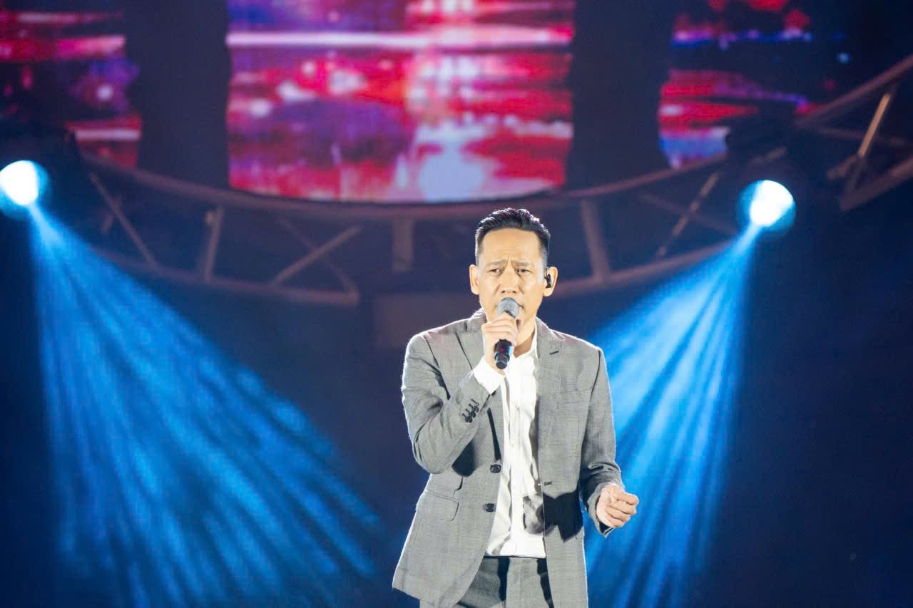 Ca sĩ Duy Mạnh 'bắt' ứng trước 1 tỷ đồng hỗ trợ người dân vùng lũ Nghệ An mới tham gia liveshow