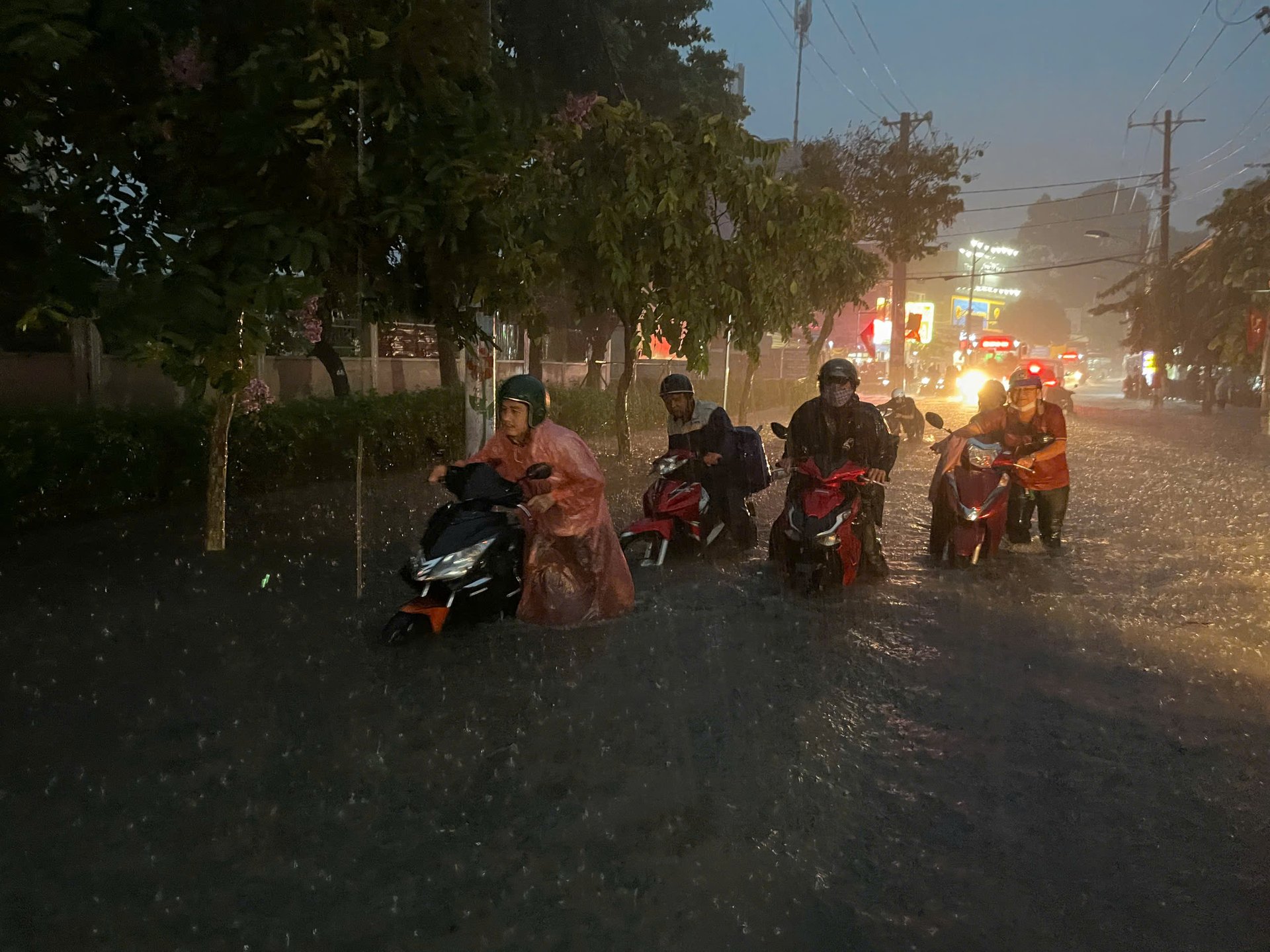 Mưa như trút nước kéo dài hơn một giờ đồng hồ, nhiều tuyến đường ở TP.HCM ngập lai láng, hàng loạt xe chết máy