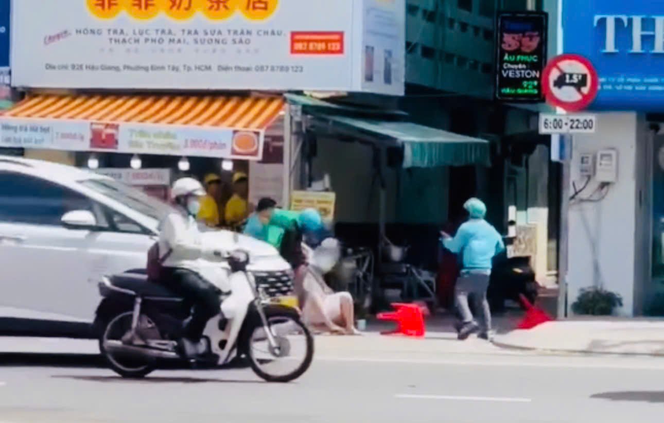 Băng nhóm mặc áo xe ôm công nghệ hỗn chiến như phim hành động, cảnh sát tạm giữ 5 đối tượng