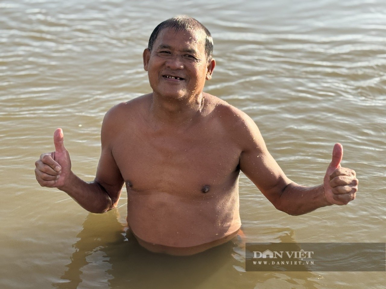  Người đàn ông 71 tuổi bơi sông suốt 35 năm, chưa từng bỏ dù chỉ một ngày