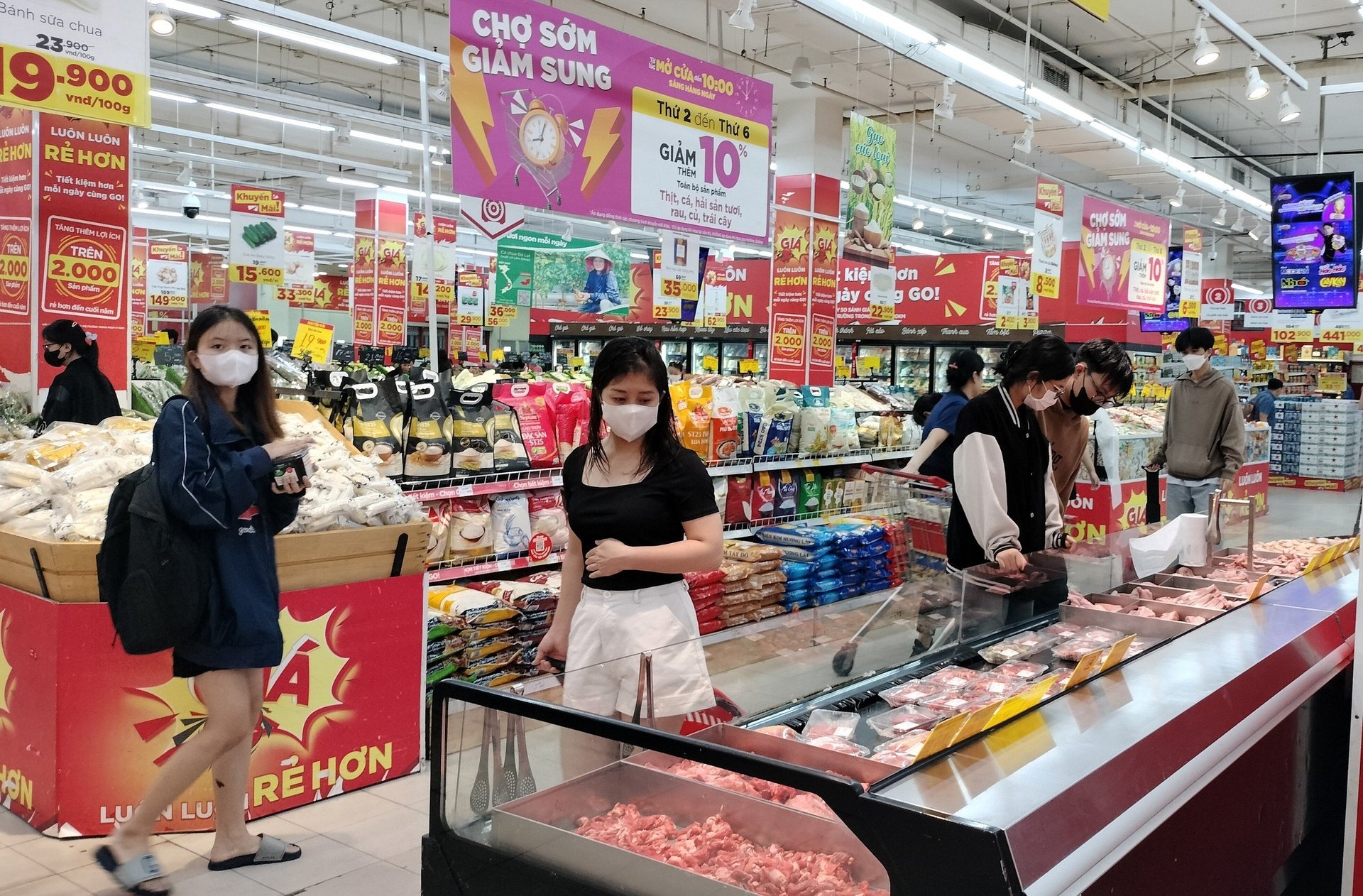 Giá điện, thực phẩm và y tế đồng loạt tăng, CPI tháng 7 tăng theo