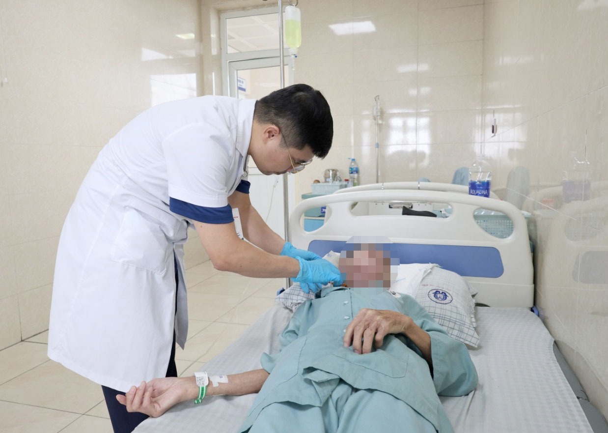 Rùng mình với ca bệnh có vết thương lớn ở cổ với nhiều 'vật thể lạ'