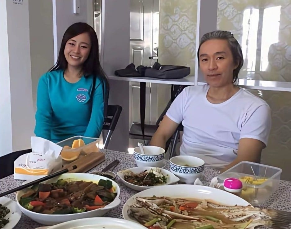 Châu Tinh Trì liên tiếp 'cặp kè' với gái trẻ đáng tuổi con?