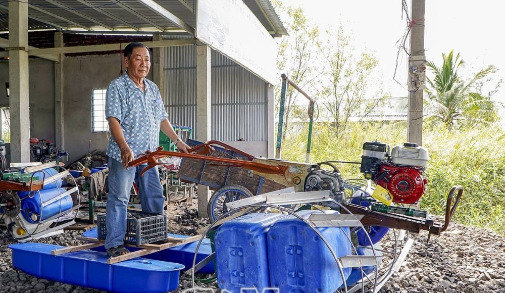 Một ông nông dân sáng chế 'máy cày bơi như cá' ở Cà Mau, nay có thêm cải tiến, cả làng càng phục lăn