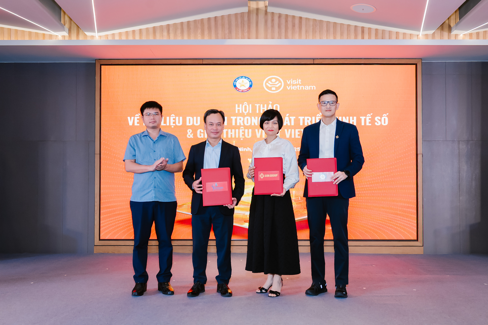 Ứng dụng công nghệ và chuyển đổi số được xác định là giải pháp then chốt để giúp ngành du lịch bứt phá