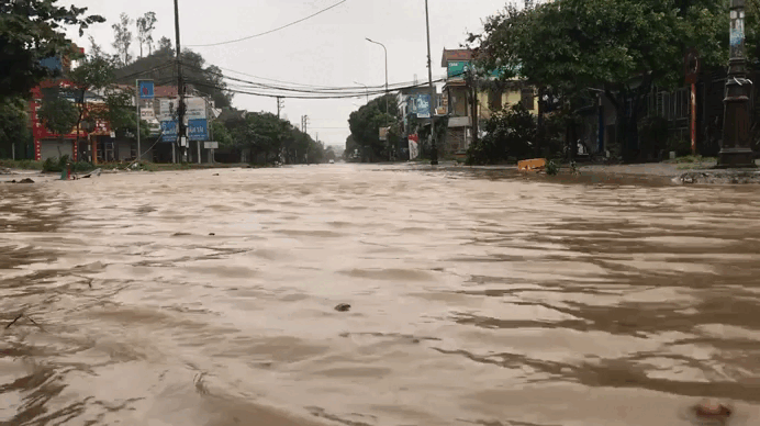 Bão số 5 quần thảo Nghệ An, Hà Tĩnh, chuyên gia cảnh báo nguy cơ lũ quét, sạt lở đất, lũ ngược từ thượng Lào