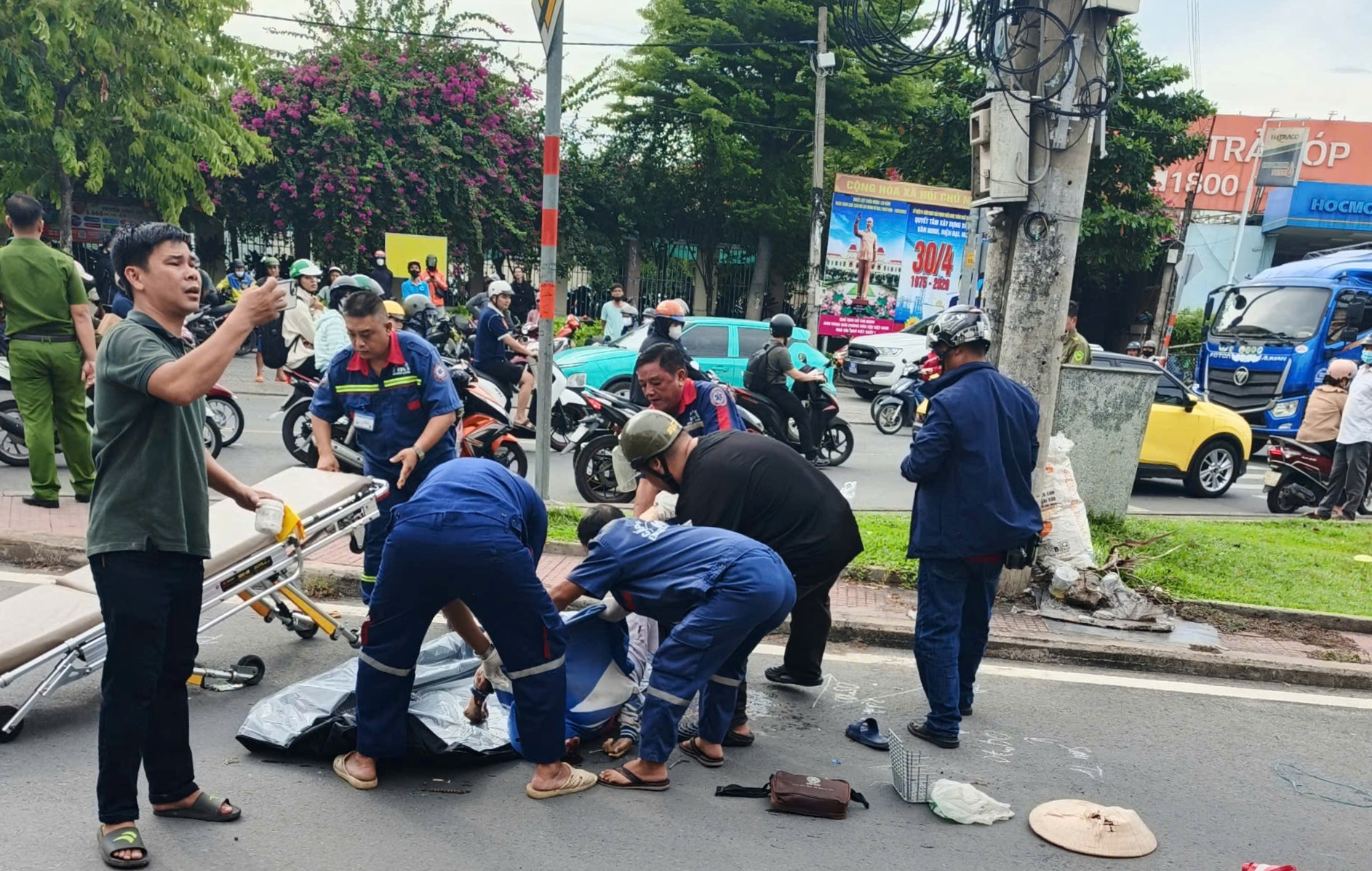 Người phụ nữ đạp xe bán vé số, tử vong dưới bánh xe tải ở phường Trung Mỹ Tây
