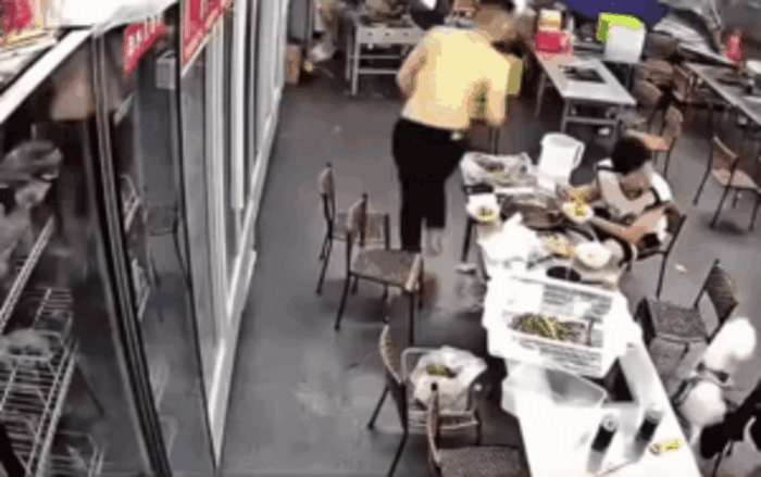 Clip: Thanh ni&ecirc;n vừa đứng dậy rời khỏi b&agrave;n ăn, camera ghi lại diễn biến đ&aacute;ng sợ