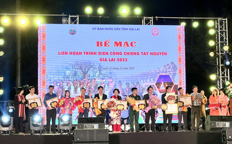 Lãnh đạo UBND tỉnh tặng Bằng khen và tặng hoa cho các nhà tài trợ. Ảnh: Ngọc Thu