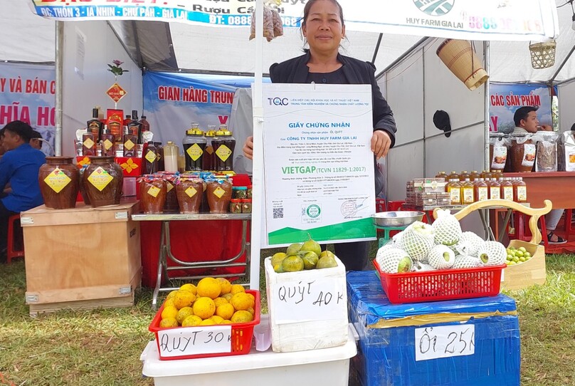 Gian hàng bày bán sản phẩm VIETGAP xã Ia Nhin