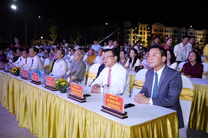  Ông Đỗ Trọng Hưng, Bí thư Tỉnh ủy Thanh Hóa (bên phải, cùng các lãnh đạo, nguyên lãnh đạo Đảng, nhà nước dự sự kiện tại Sầm Sơn