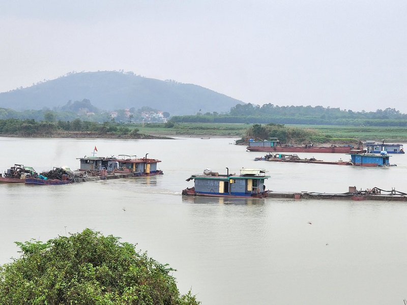  Một số địa phương trên địa bàn tỉnh Thanh Hóa vẫn còn xảy ra hiện tượng khai thác khoáng sản cát, sỏi trái phép, gây sạt lở bờ sông, ảnh hưởng đến đời sống người dân trong khu vực.