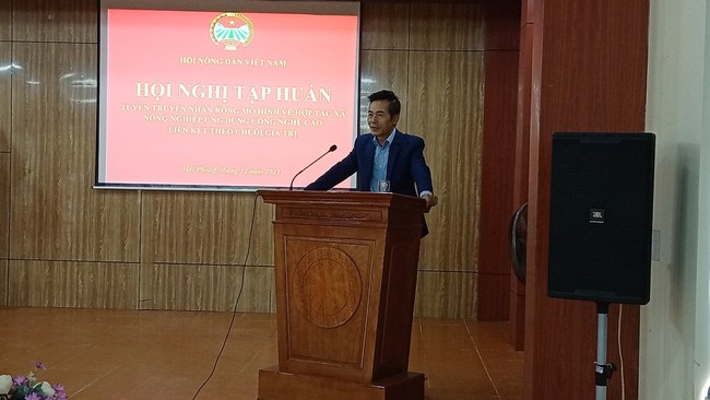 Ông Nguyễn Văn Hiến – Phó trưởng ban, Ban Kinh tế, Trung ương Hội Nông dân Việt Nam tuyên truyền về phát triển kinh tế tập thể, sản xuất theo chuỗi giá trị. Ảnh: Trần Phượng.