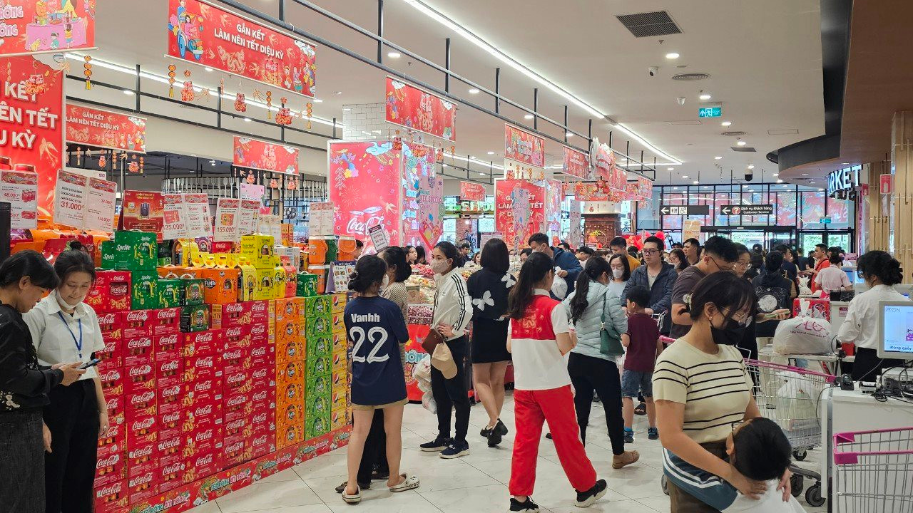  AEON Mall Hà Đông (quận Hà Đông) là một trong những trung tâm thương mại có quy mô lớn với diện tích mặt sàn lên tới 150.000 m2. Hội tụ nhiều thương hiệu nổi tiếng, cùng lượng hàng hóa vô cùng phong phú nên dù ở xa trung tâm thành phố, AEON Mall Hà Đông vẫn luôn hút khách, đặc biệt là thời điểm cận Tết.