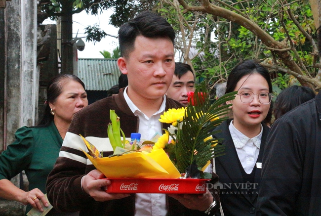  Đến du xuân Đền Trần, du khách mang theo lễ vật, hương hoa thành tâm dâng kính lên Đức Thánh Trần. Ảnh: Mai Chiến.