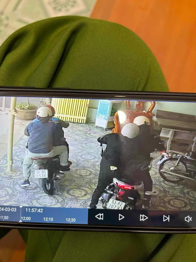  Camera ghi lại hình ảnh 4 đối tượng nghi cướp tiệm vàng. Ảnh: A.X.