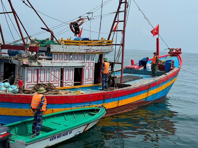   Lực lượng liên ngành tăng cường tuần tra, giám sát và tiếp cận tàu cá để kiểm tra thủ tục hành chính.