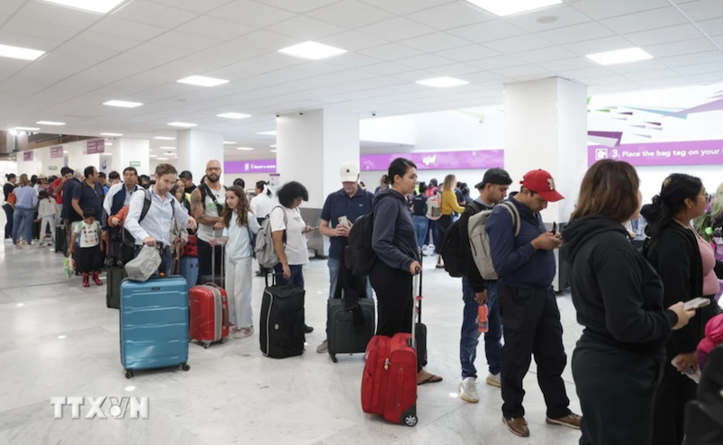  Hành khách chờ tại sân bay quốc tế Benito Juarez ở Mexico City (Mexico) ngày 19/7/2024, thời điểm xảy ra sự cố công nghệ thông tin toàn cầu khiến hàng loạt chuyến bay bị hoãn, hủy - Ảnh: THX/TTXVN