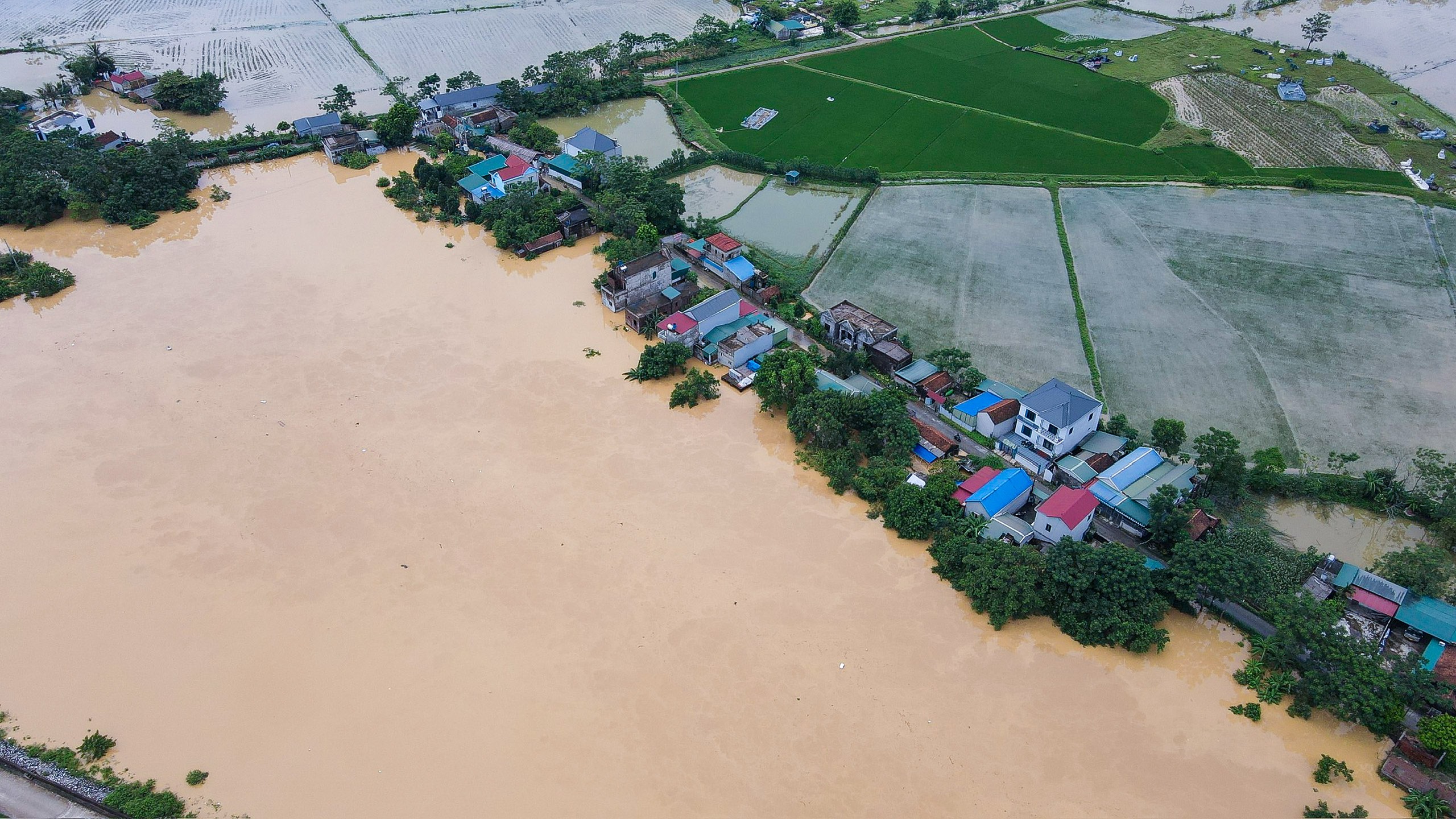  Ghi nhận nhiều khu vực tại huyện Chương Mỹ (TP Hà Nội) cũng rơi vào tình trạng ngập sâu, mênh mông