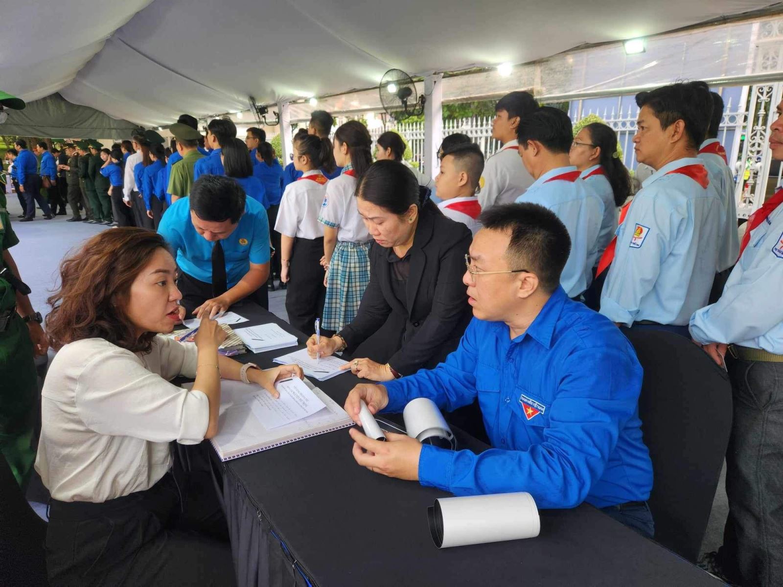  Bên trong khu vực đăng kí chờ viếng đã bắt đầu đông người dân, Phật tử, các đoàn đại biểu... xếp hàng chờ viếng.