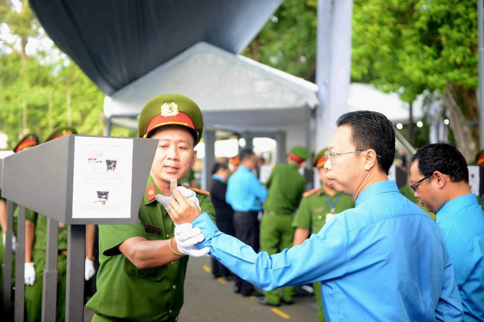  Ông Nguyễn Thành Đô, Trưởng Ban chính sách - pháp luật của Liên đoàn Lao động TP Hồ Chí Minh thực hiện quét kiểm tra an ninh trước khi vào viếng cùng đoàn Liên đoàn Lao động TP Hồ Chí Minh.