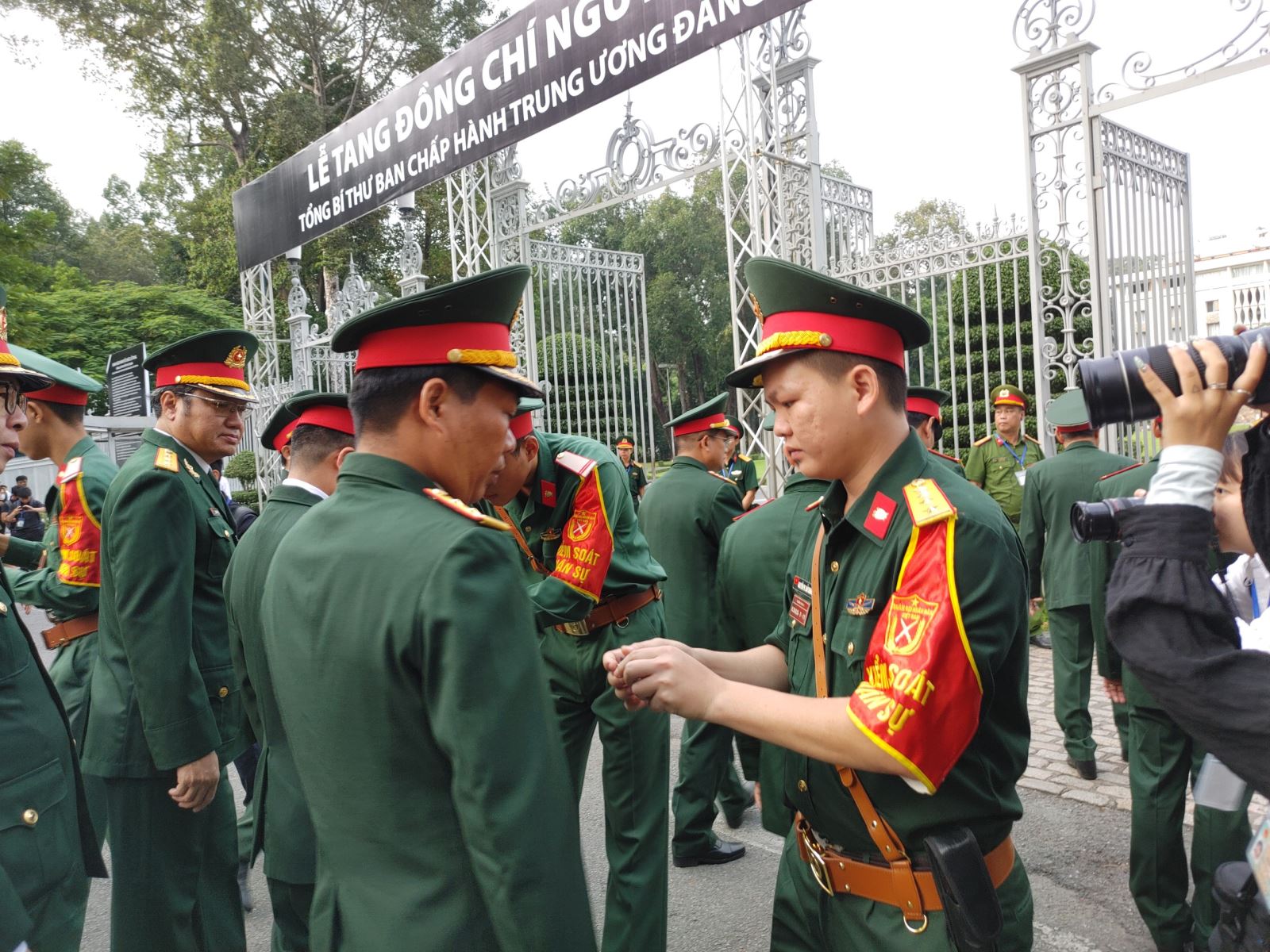  Khoảng 6 giờ 30 phút, các lực lượng an ninh kiểm tra quân phục trước khi vào làm nhiệm vụ trong Hội trường Thống Nhất.