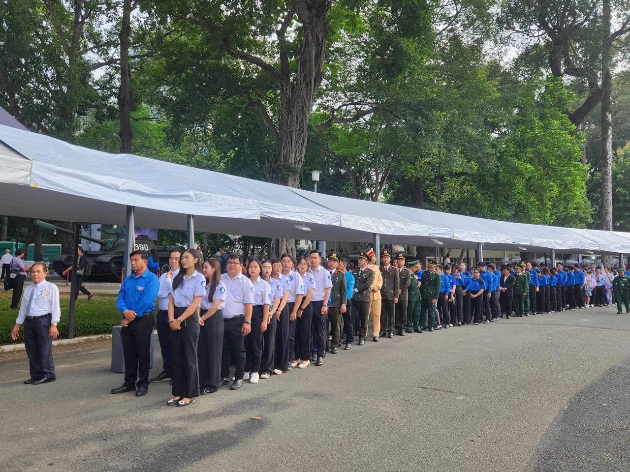  Các đoàn học sinh, đoàn viên, công an, bộ đội... xếp hàng chờ vào viếng.