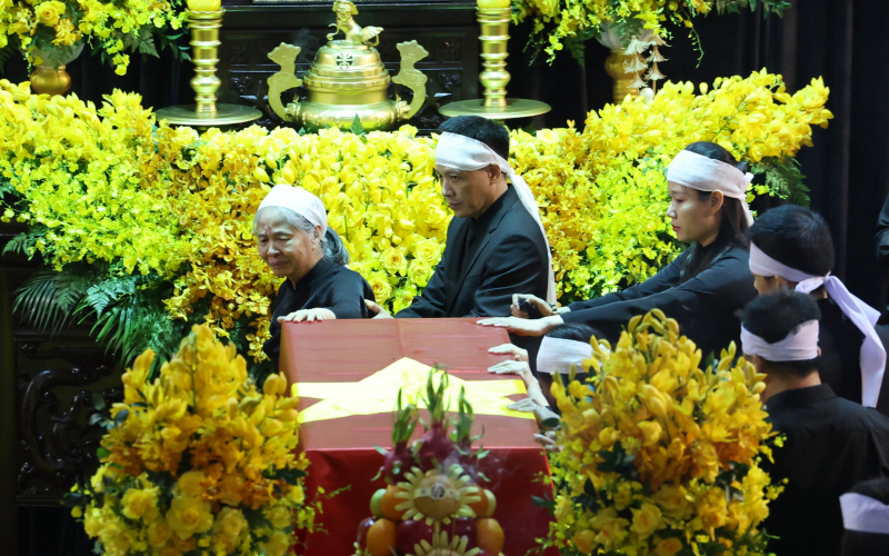  Phu nhân Ngô Thị Mận cùng con, cháu nghẹn ngào bên linh cữu đồng chí Tổng Bí thư Nguyễn Phú Trọng.