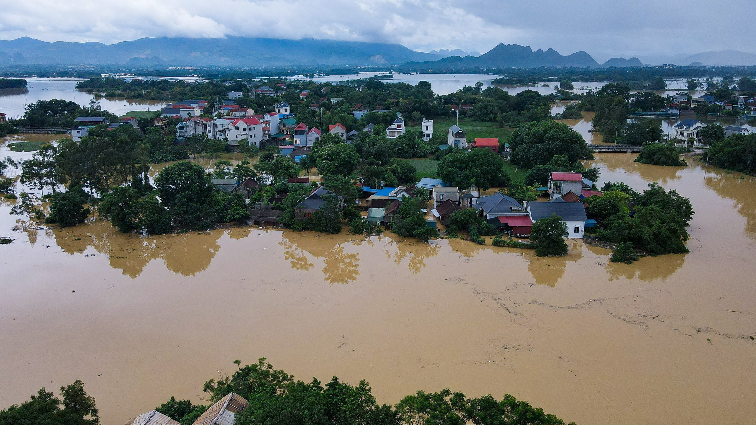  Trong 15 năm trở lại đây, đã 3 lần nước tràn qua đê hữu Bùi gây ngập lụt cho nhiều xã của huyện Chương Mỹ. Lần đầu là năm 2008, khi Hà Nội bị ngập lụt lịch sử trên diện rộng. Lần thứ 2 vào tháng 10-2017 và đợt ngập kéo dài hồi cuối tháng 7-2018 là lần thứ 3