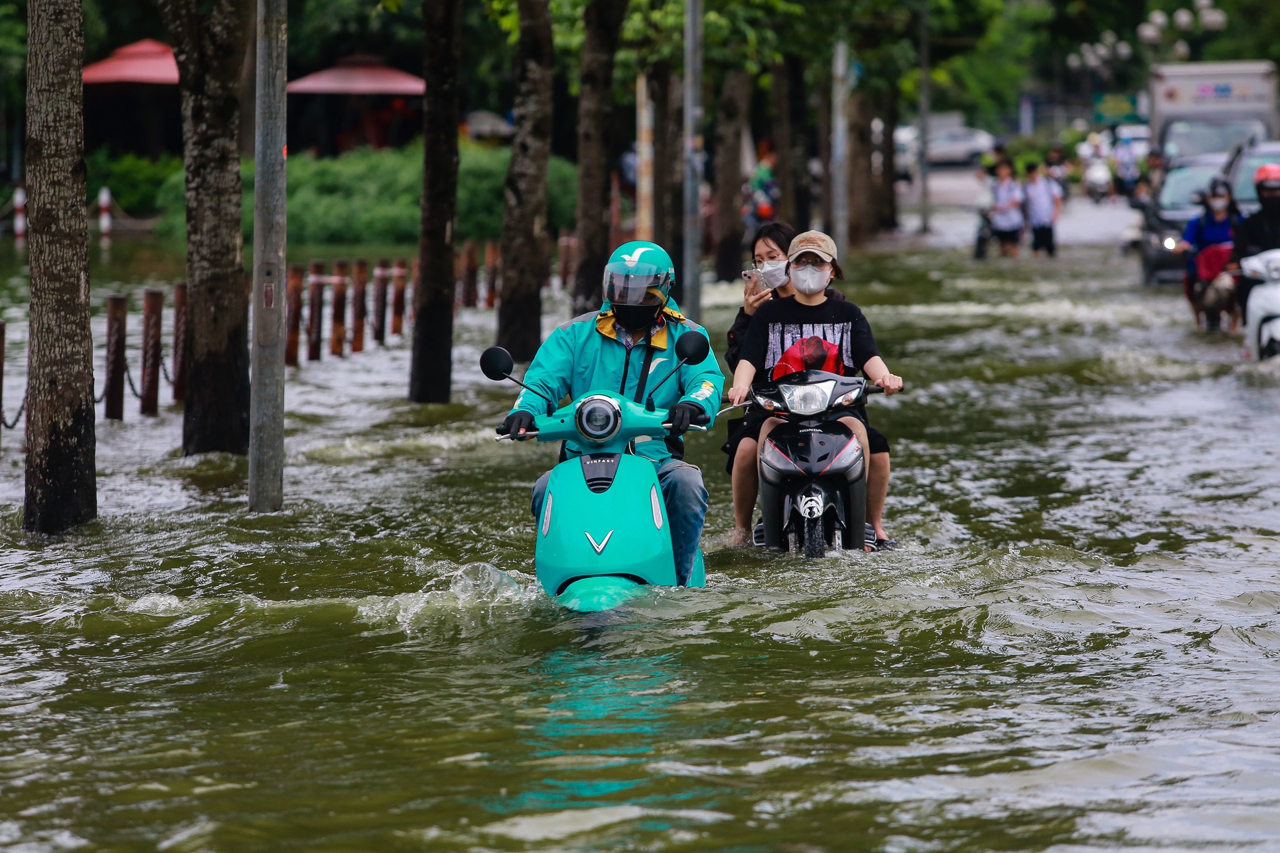  Nước ngập sâu cao gần bánh xe, nhiều phương tiện vẫn cố chạy qua