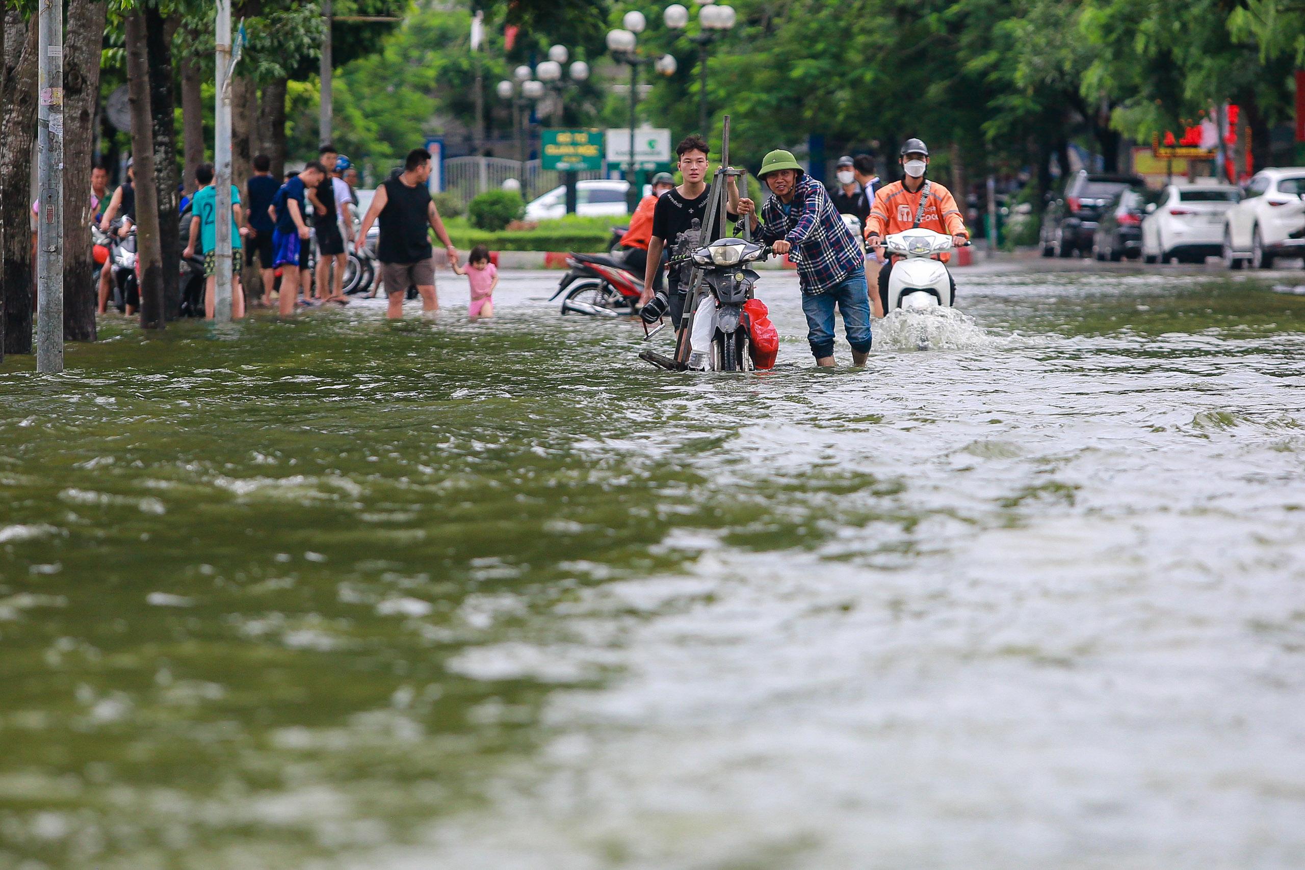  Đường 19/5, đường Văn Quán ngập sâu. Các phương tiện bì bõm di chuyển qua khu vực này