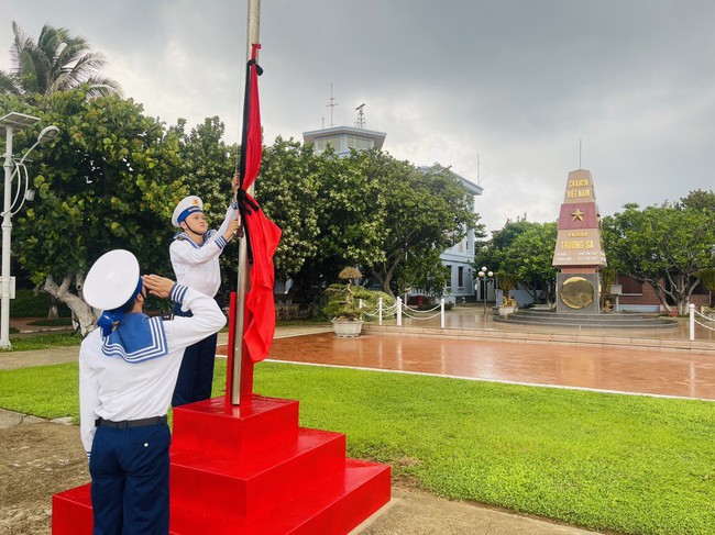  Cùng lúc này, tại Trường Sa cũng diễn ra Lễ Thượng cờ rủ Quốc tang Tổng Bí thư Nguyễn Phú Trọng. Nguồn: BTL Hải quân