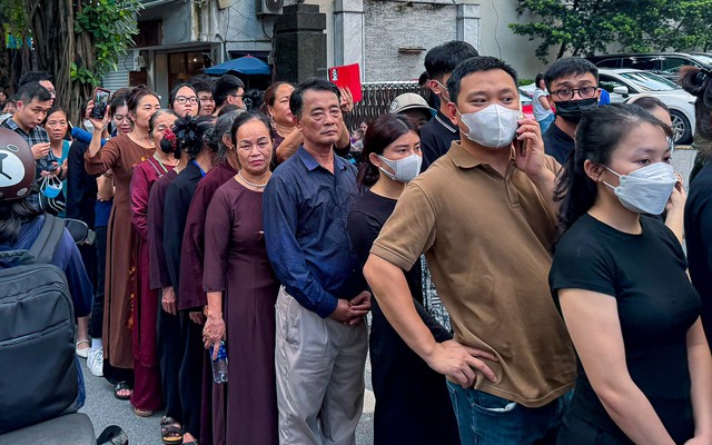  Người dân đến Nhà Tang lễ quốc gia, xếp hàng sáng 26-7 để vào viếng Tổng Bí thư Nguyễn Phú Trọng