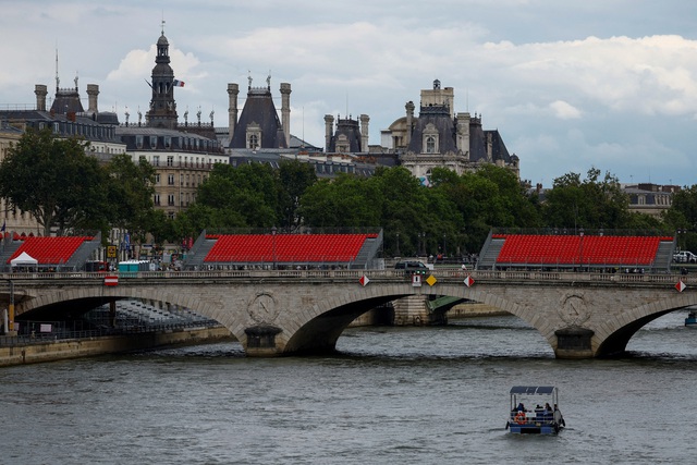  Khán đài khu vực cầu Pont Notre Dame