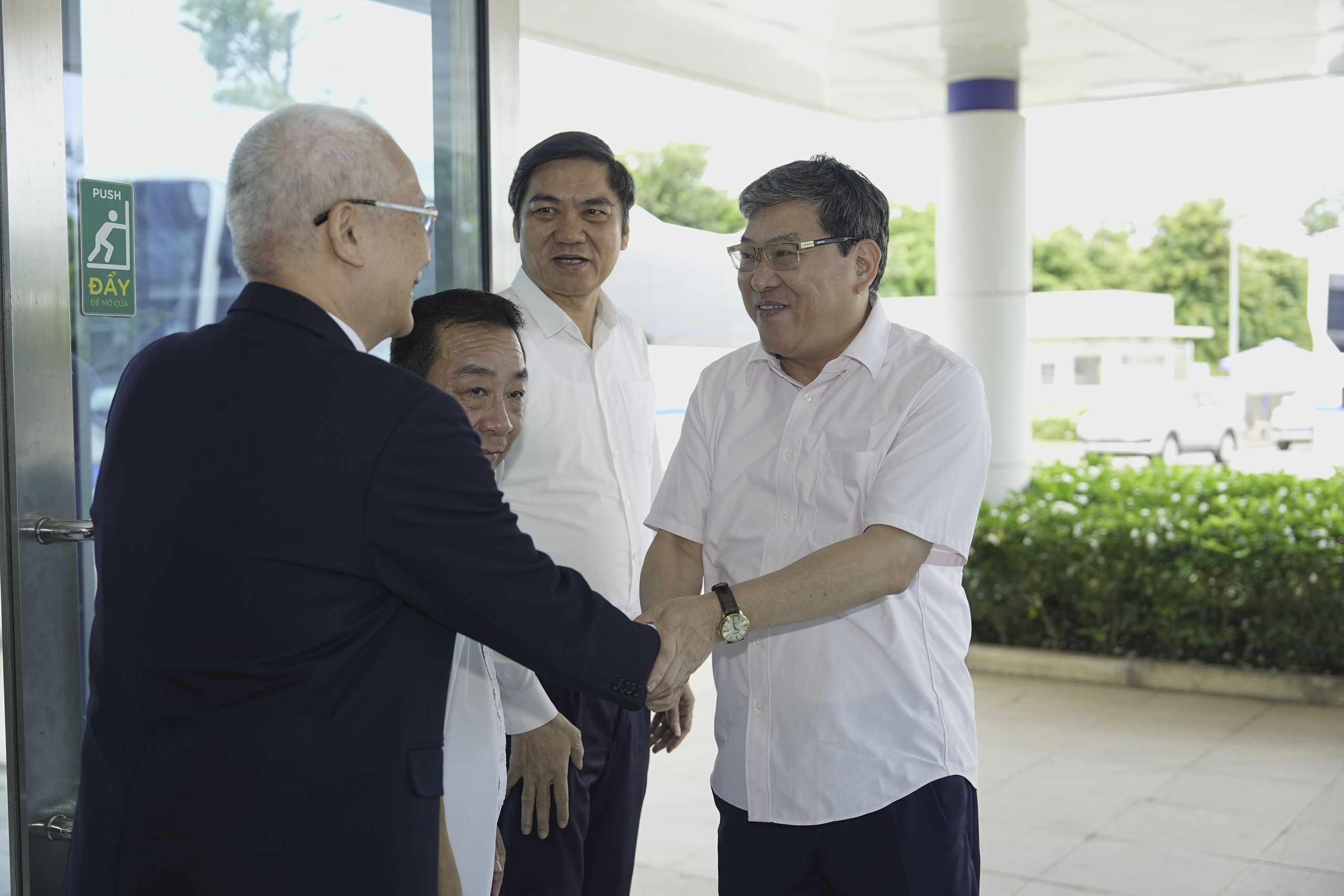  Chủ tịch HĐQT Tập đoàn TH Ngô Minh Hải (bên trái) vui mừng chào đón GS.TS Nguyễn Duy Bắc, Phó Giám đốc Thường trực Học viện Chính trị Quốc gia Hồ Chí Minh cùng đoàn công tác đến tham quan, khảo sát thực tế tại Tập đoàn TH ở huyện Nghĩa Đàn, Nghệ An, ngày 15/8. Ảnh: Bình Minh