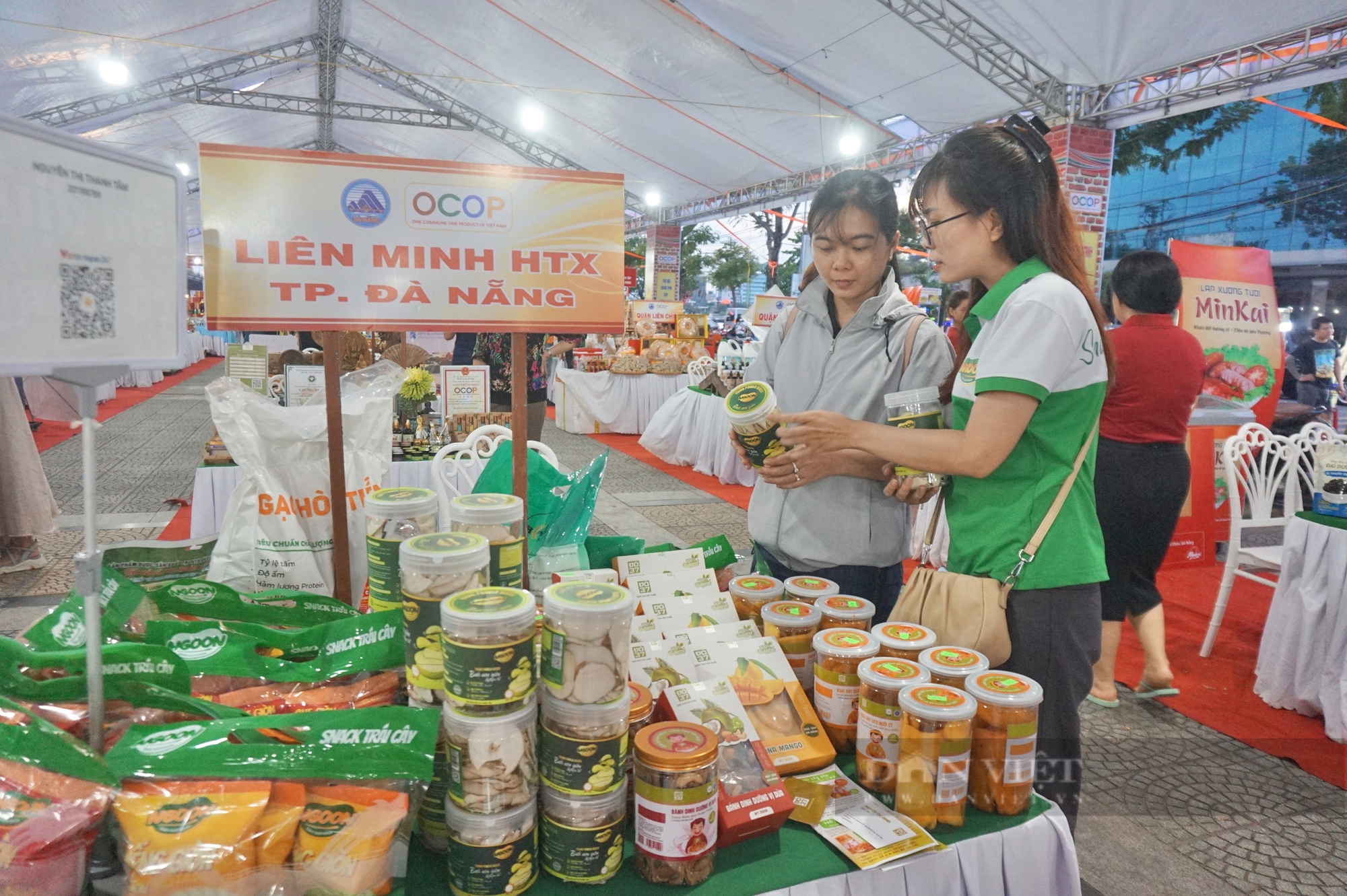  Các sản phẩm OCOP được đánh giá kỹ lưỡng, đảm bảo an toàn và chất lượng nên được đông đảo người tiêu dùng tin tưởng, lựa chọn. Ảnh: T.N.