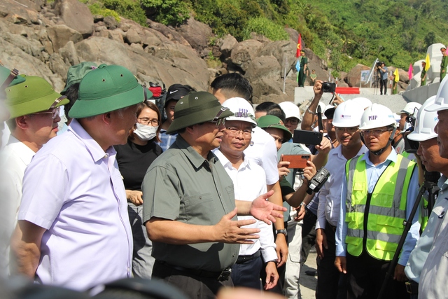  Thủ tướng Phạm Minh Chính thị sát công trình xây dựng bến cảng Liên Chiểu, phần cơ sở hạ tầng dùng chung và đường ven biển nối cảng Liên Chiểu