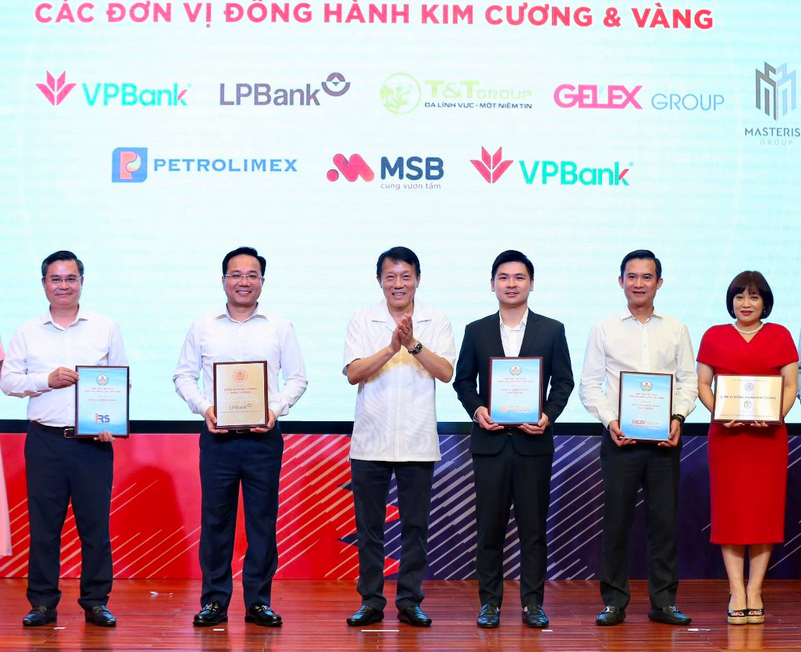  Phó Chủ tịch HĐQT Tập đoàn T&T Group Đỗ Vinh Quang (thứ ba từ phải sang) nhận bảng danh vị nhà đồng hành kim cương từ hiệp hội thể thao CAND.