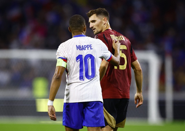  Kylian Mbappe an ủi Thomas Meunier