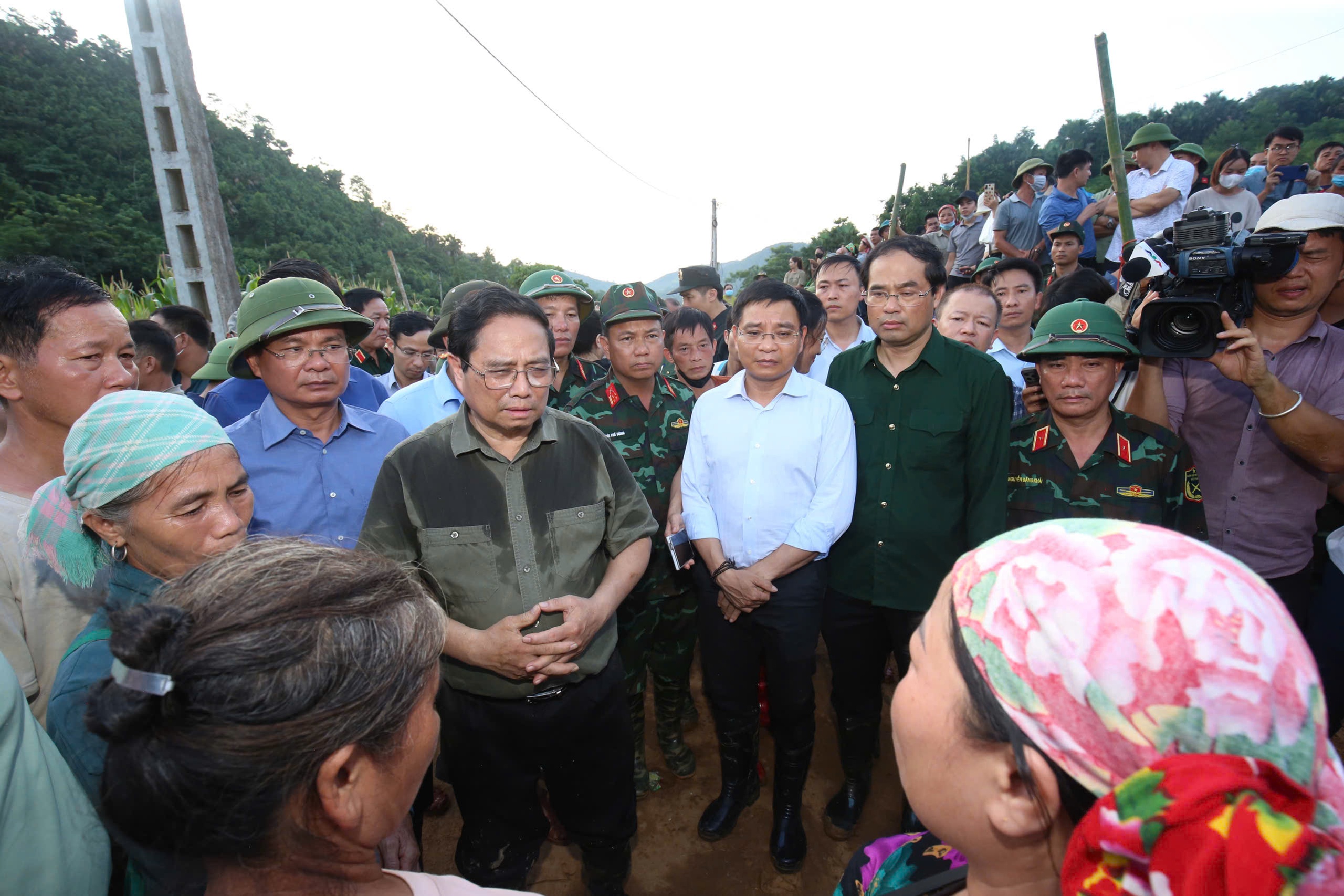  Thủ tướng Phạm Minh Chính thăm hỏi, chia sẻ với mất mát của người dân thôn Làng Nủ.