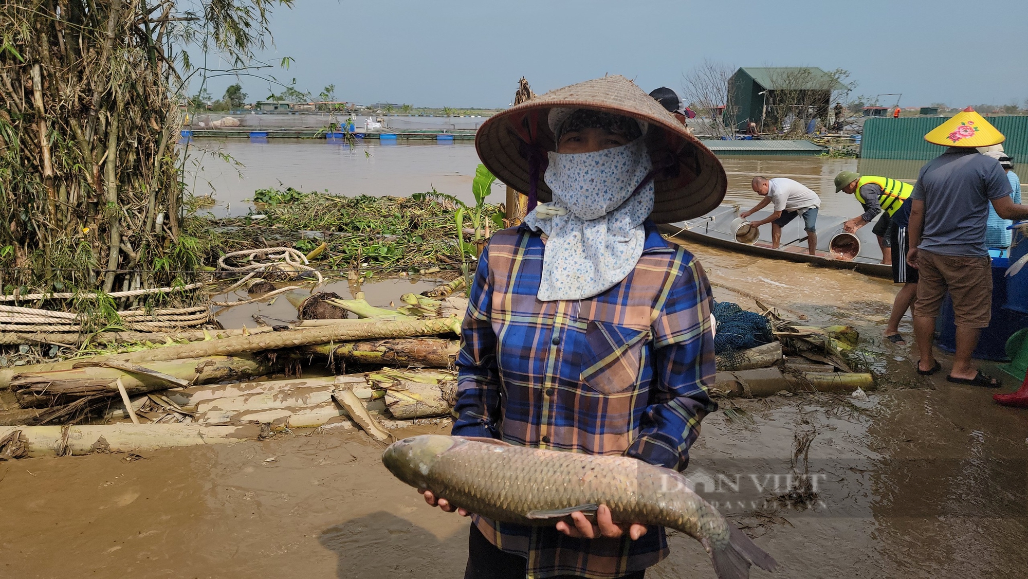  Cá được vớt từ thuyền tôn để đưa vào cân. Ảnh: Nguyễn Việt.