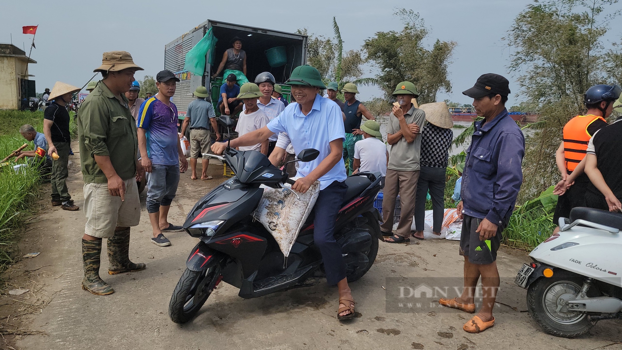  Người dân mua cá ủng hộ chủ lồng ở xã An Sơn, huyện Nam Sách, tỉnh Hải Dương. Ảnh: Nguyễn Việt.