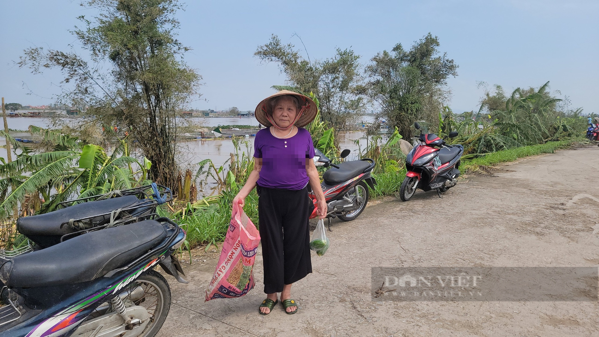  Cụ bà Vương Thị Hưởng 86 tuổi, thôn An Giới, xã An Sơn, huyện Nam Sách mặc dù tuổi cao, ở một mình nhưng vẫn mua cá ủng hộ chủ lồng. Ảnh: Nguyễn Việt.