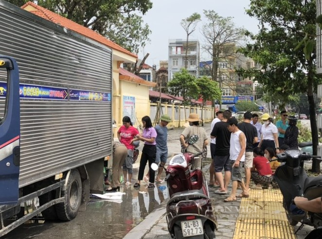  Trong ngày 12/9, cán bộ, hội viên Hội Nông dân huyện Nam Sách lập điểm bán cá lồng hỗ trợ ở gần Trường THPT Nam Sách để bán trực tiếp cho người dân. Ảnh: Hội ND Nam Sách.