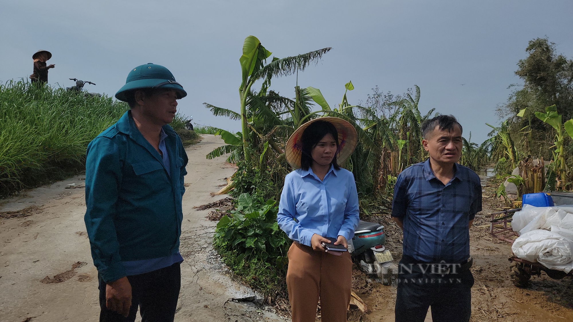  Cán bộ hội viên Hội Nông dân huyện Nam Sách đến tận điểm nuôi cá lồng trao đổi thông tin để kết nối hỗ trợ tiêu thụ cá. Ảnh: Nguyễn Việt.