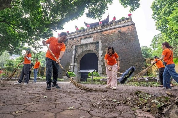  Khu vực phía ngoài di sản Hoàng thành Thăng Long được quét dọn vệ sinh