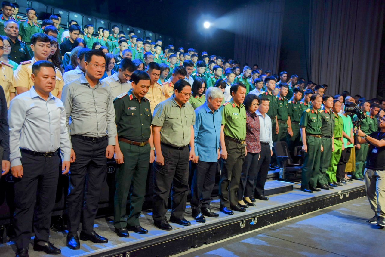  Tại chương trình, Thủ tướng Phạm Minh Chính và các đại biểu đã dành phút mặc niệm, tưởng nhớ những người bị thiệt mạng do mưa lũ, thiên tai những ngày qua.